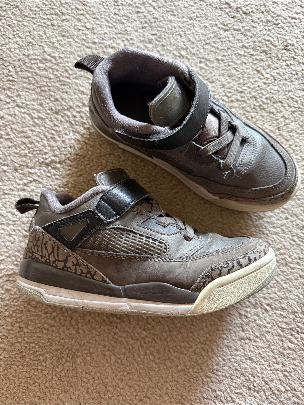 Little Kids Nike Spizike Low Size 13.5C Gray and white